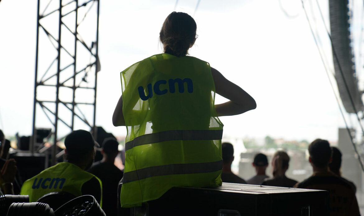 ucm Mitarbeiter auf einem Festival mit Warnweste
