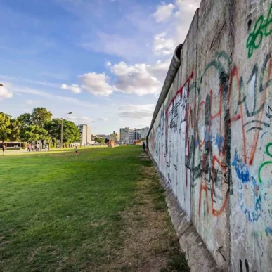 Blick entlang der Berliner Mauer